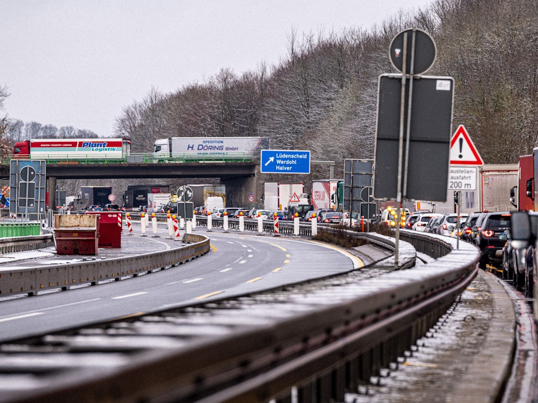 Ein Stau hat sich an einer Umleitung auf der Autobahn 45 an der Ausfahrt Lüdenscheid-Mitte gebildet.