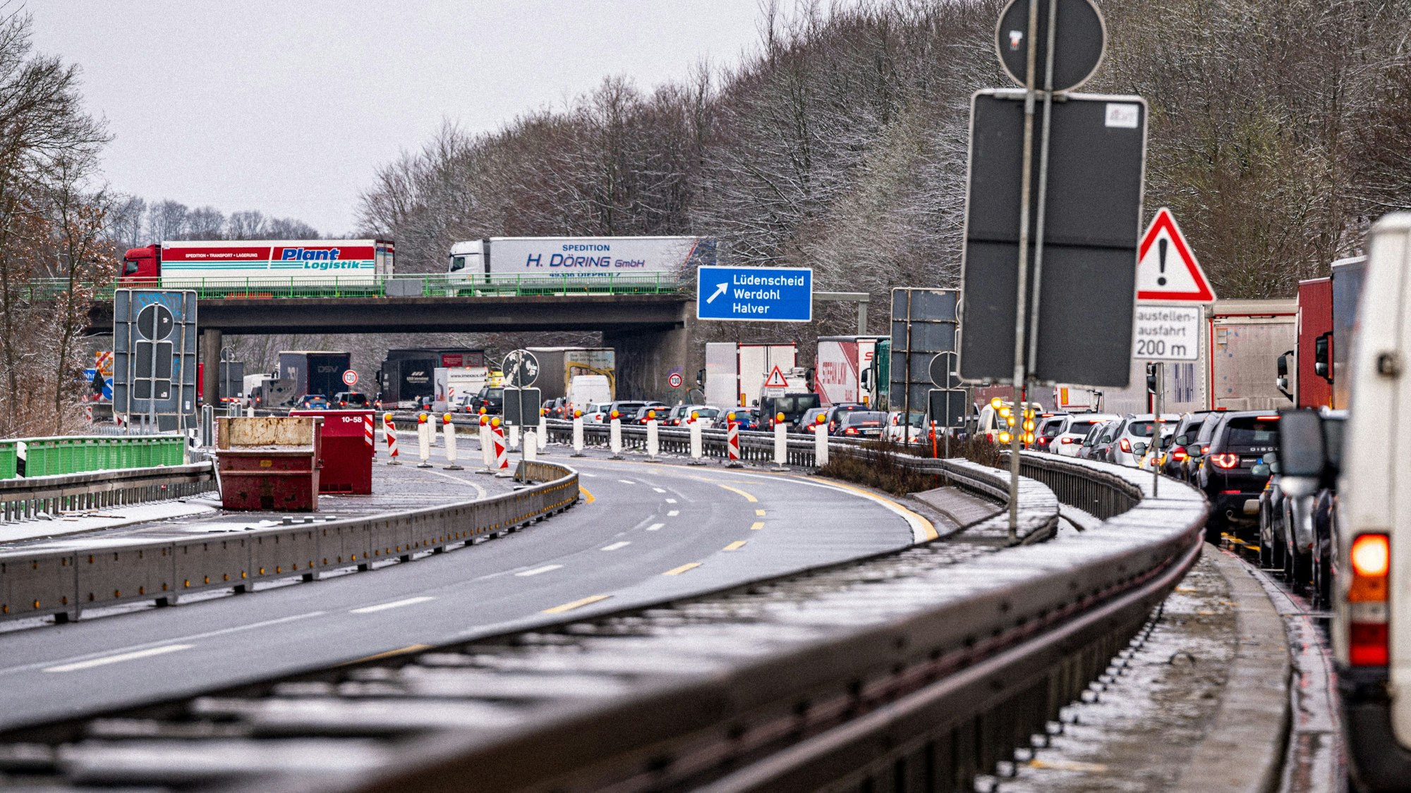 Ein Stau hat sich an einer Umleitung auf der Autobahn 45 an der Ausfahrt Lüdenscheid-Mitte gebildet.