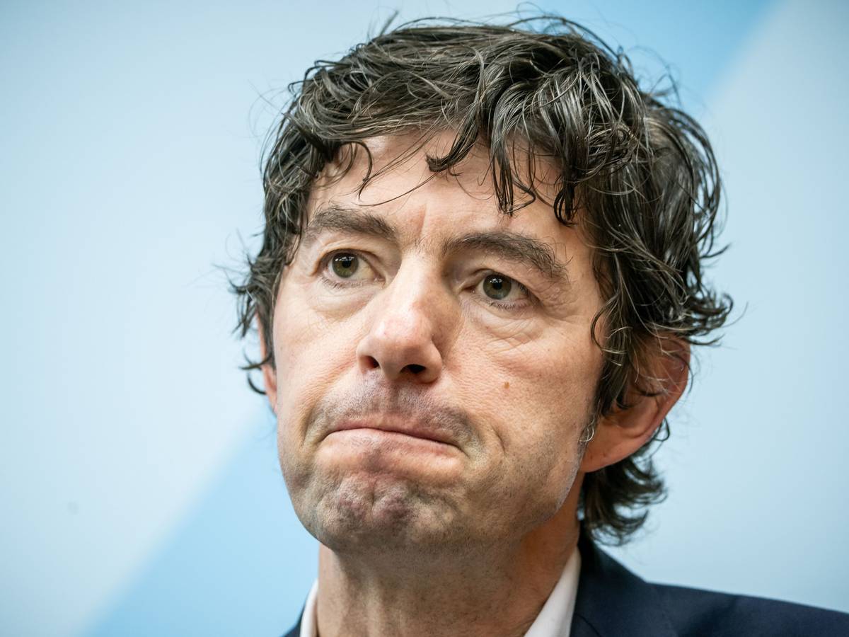Virologe Christian Drosten (hier bei einer Pressekonferenz zum Nationalen Forschungsbündnis der Universitätsmedizin im Kampf gegen Covid-19) äußert sich vorsichtig optimistisch über die weitere Corona-Entwicklung.