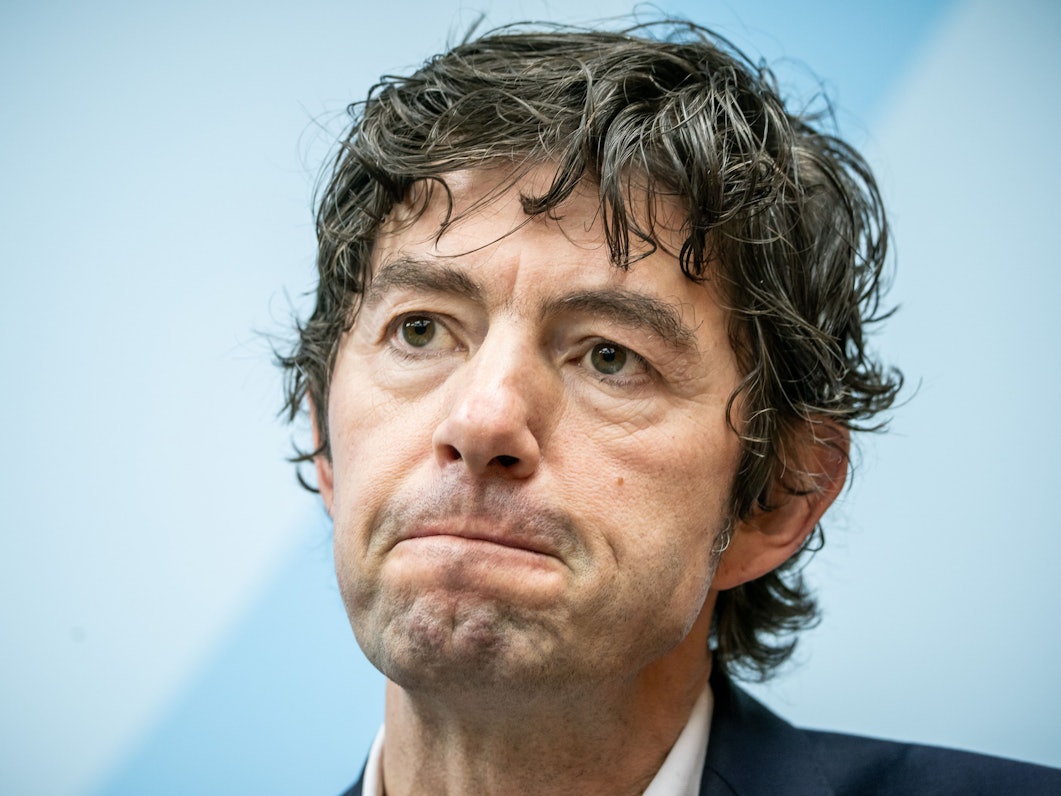 Virologe Christian Drosten (hier bei einer Pressekonferenz zum Nationalen Forschungsbündnis der Universitätsmedizin im Kampf gegen Covid-19) äußert sich vorsichtig optimistisch über die weitere Corona-Entwicklung.