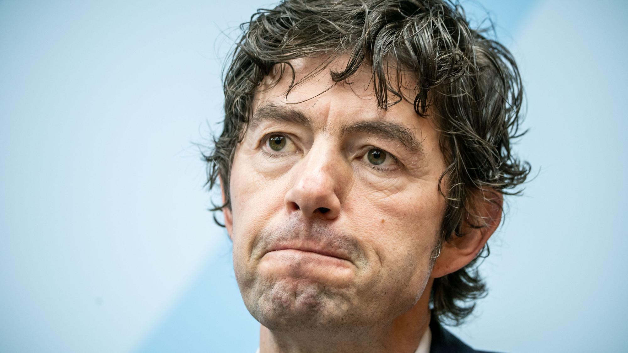 Virologe Christian Drosten (hier bei einer Pressekonferenz zum Nationalen Forschungsbündnis der Universitätsmedizin im Kampf gegen Covid-19) äußert sich vorsichtig optimistisch über die weitere Corona-Entwicklung.