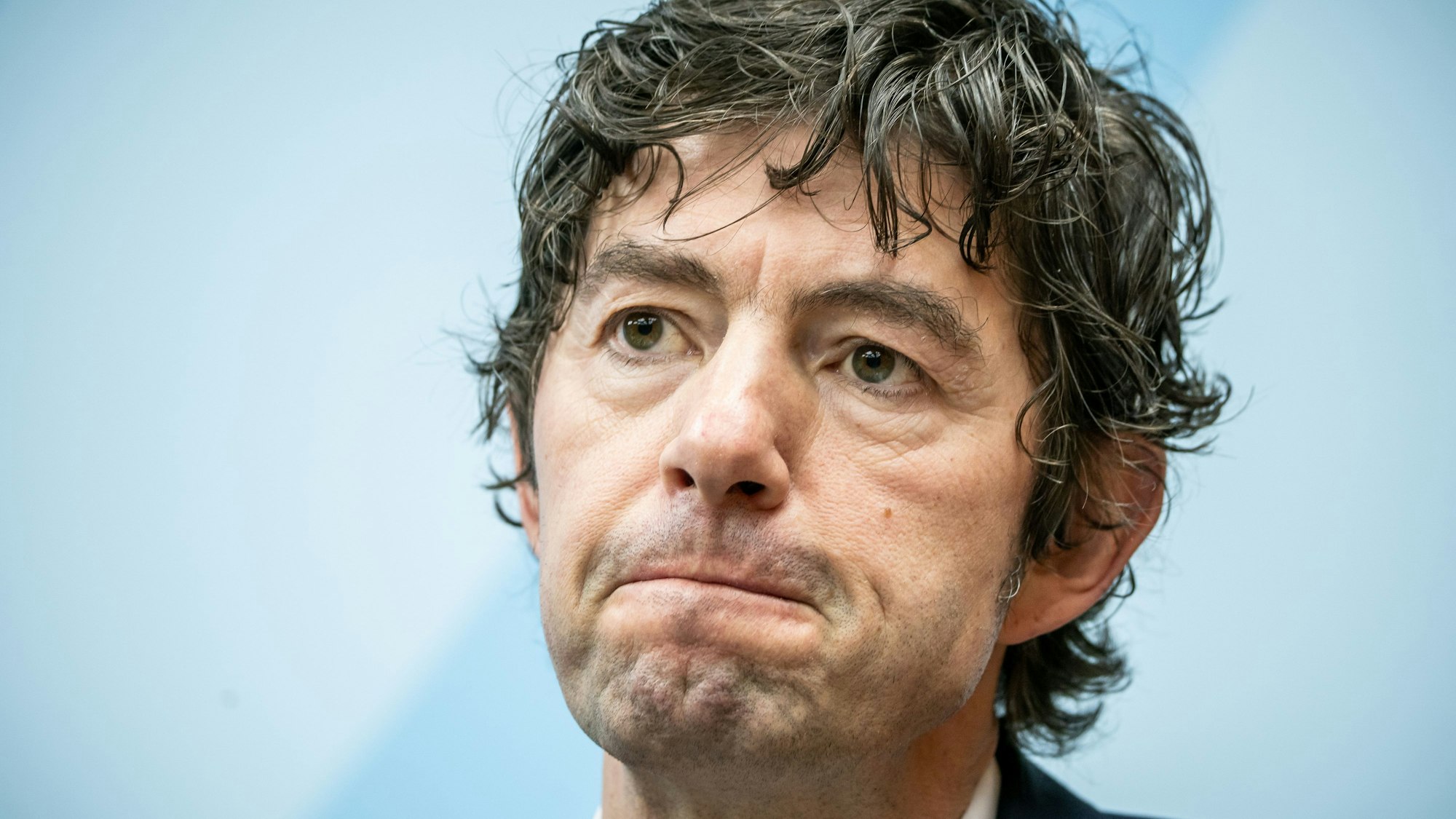 Virologe Christian Drosten (hier bei einer Pressekonferenz zum Nationalen Forschungsbündnis der Universitätsmedizin im Kampf gegen Covid-19) äußert sich vorsichtig optimistisch über die weitere Corona-Entwicklung.