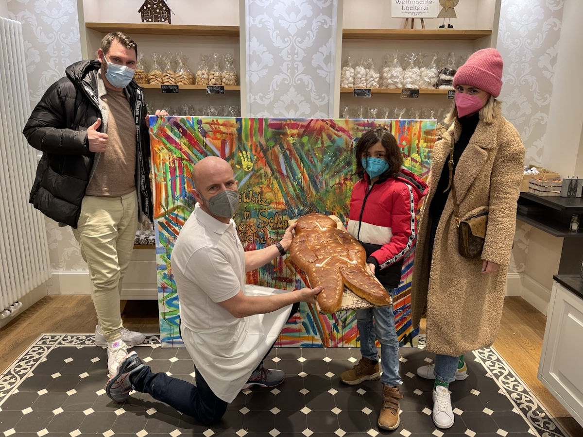 Mikail Akar übergibt im Beisein von Ex-FC-Kapitän Patrick Helmes das Werk an den Käufer.