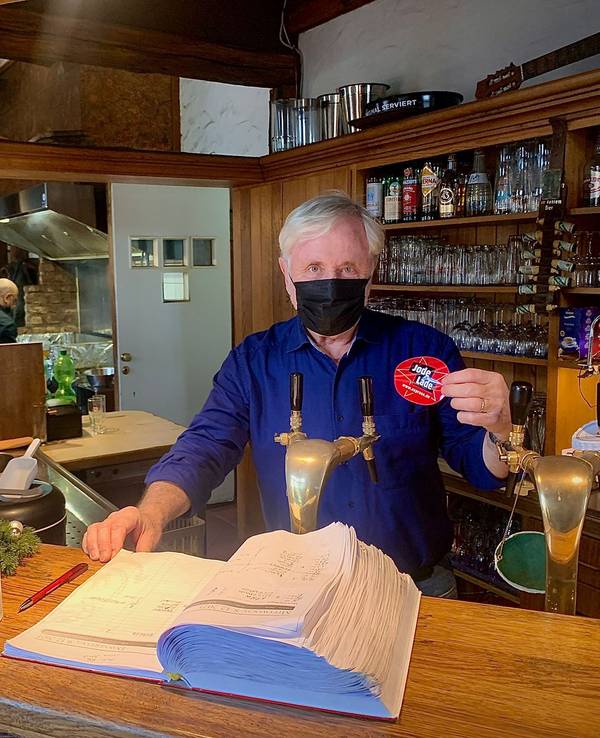 Casona Argentina-Betriebsleiter Guido Allmang hält das EXPRESS.de-Gütesiegel „Jode Lade“ in die Kamera.