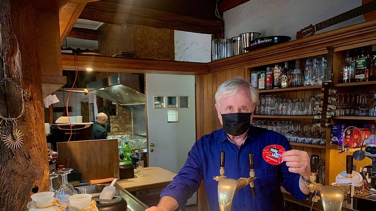 Casona Argentina-Betriebsleiter Guido Allmang hält das EXPRESS.de-Gütesiegel „Jode Lade“ in die Kamera.