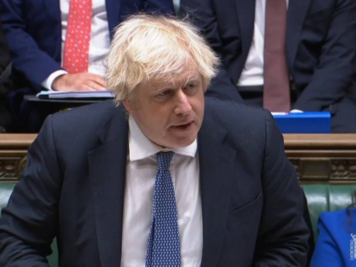 Boris Johnson steht im britischen Unterhaus und spricht.