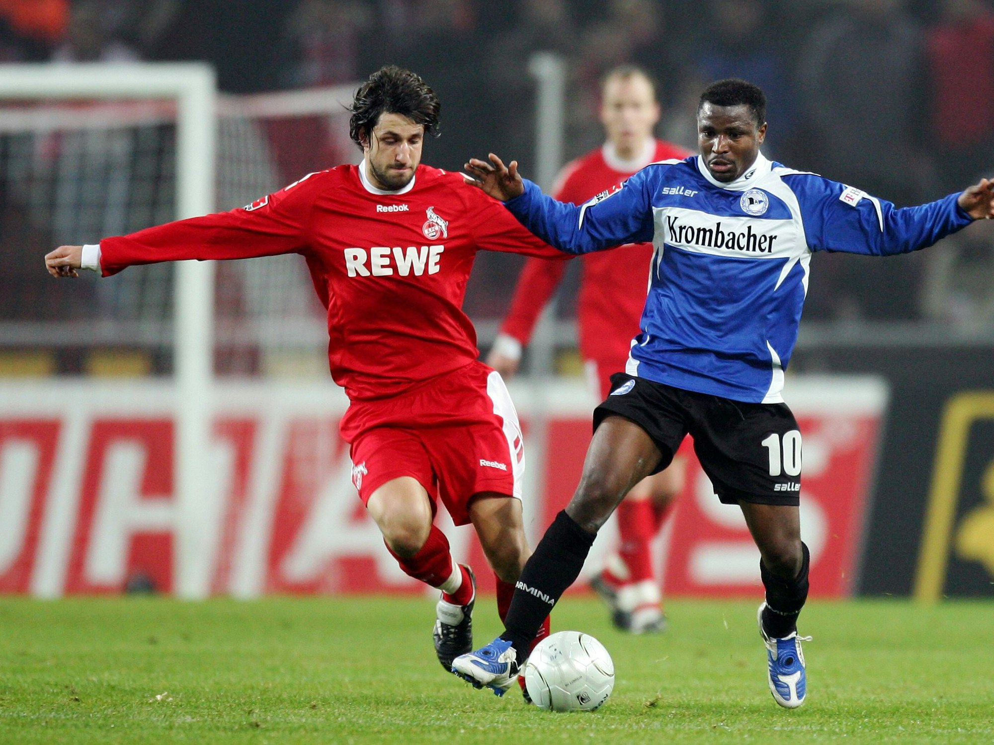 Chris Katongo hat den Ball, Thomas Broich versucht, ihm den Ball abzujagen.