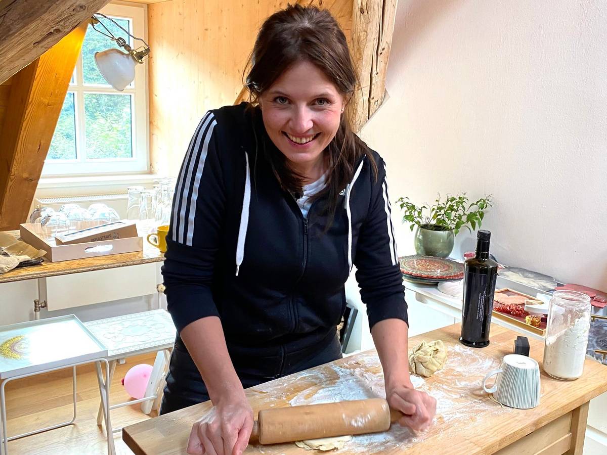 „Das perfekte Dinner“-Kandidatin Anne rollt auf einem Foto vom 07. Dezember 2021 in der Küche einen Teig aus.