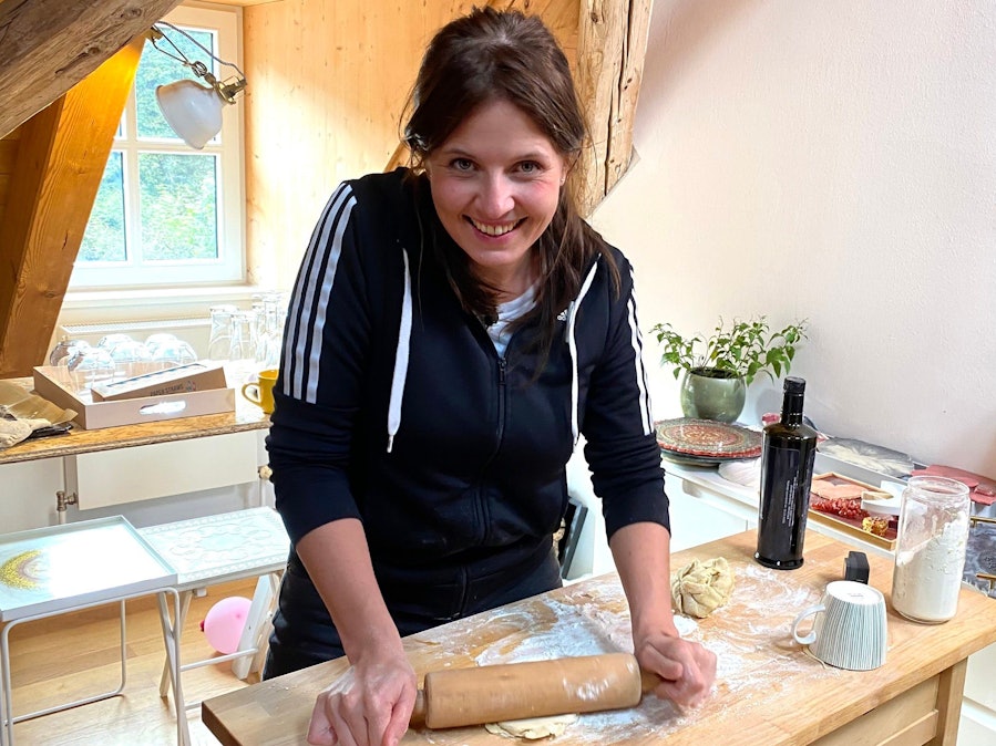 „Das perfekte Dinner“-Kandidatin Anne rollt auf einem Foto vom 07. Dezember 2021 in der Küche einen Teig aus.