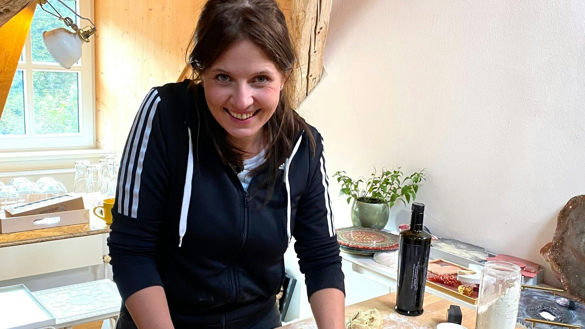 „Das perfekte Dinner“-Kandidatin Anne rollt auf einem Foto vom 07. Dezember 2021 in der Küche einen Teig aus.