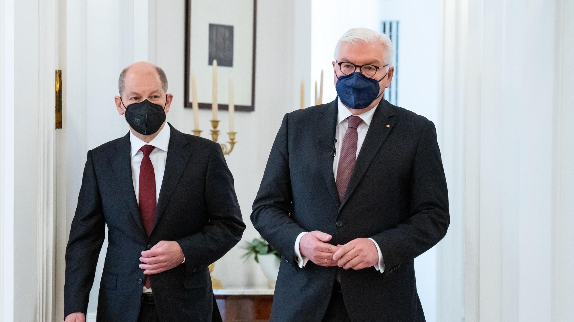 Olaf Scholz (l, SPD), designierter Bundeskanzler, und Bundespräsident Frank-Walter Steinmeier kommen zur Ernennungszeremonie im Schloss Bellevue zusammen. +++ dpa-Bildfunk +++