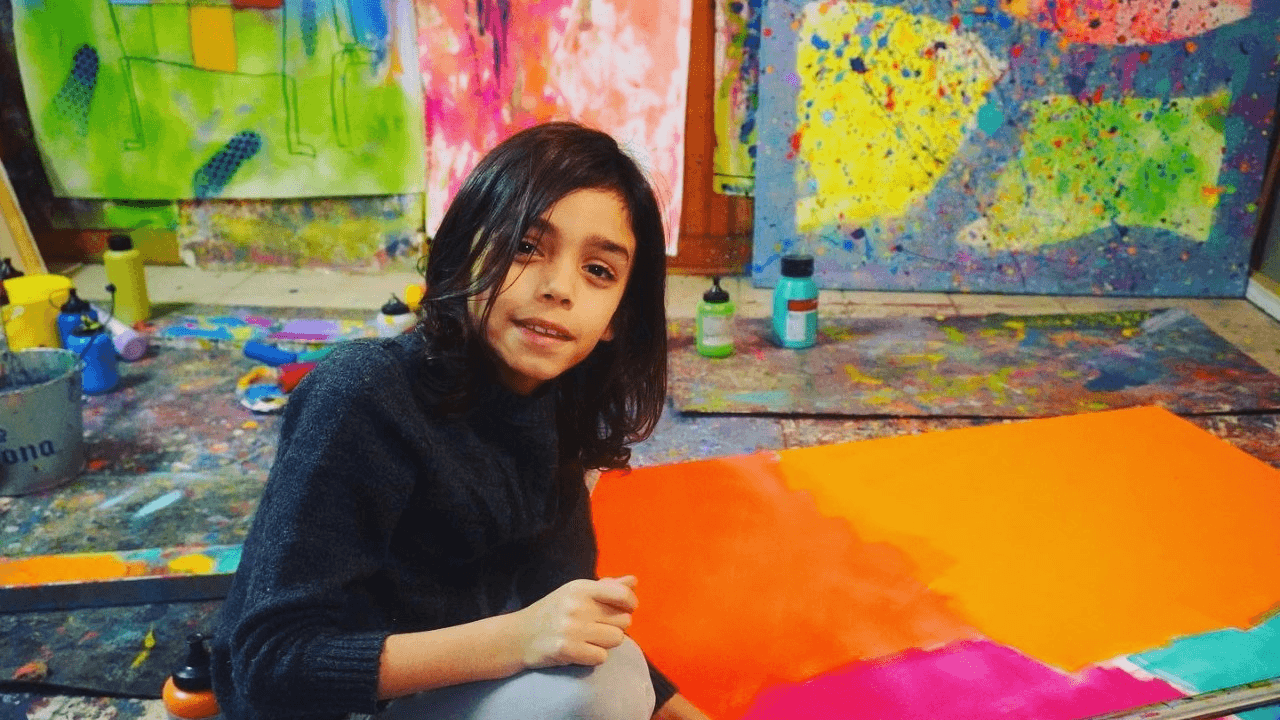 Kunsttalent Mikail Akar vor einem seiner Werke.