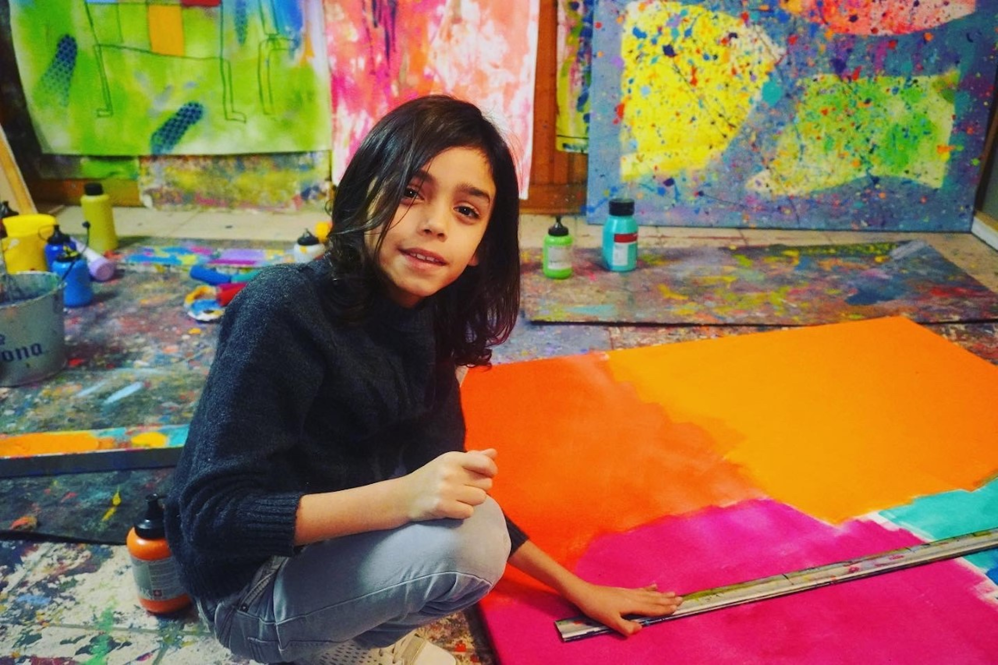 Kunsttalent Mikail Akar vor einem seiner Werke.