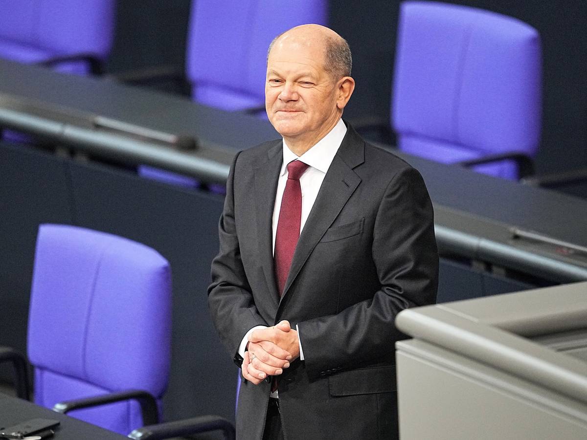 Bundeskanzler Olaf Scholz (SPD) steht am Mittwoch (8. Dezember) alleine an der Regierungsbank nach seiner Vereidigung. Sein Vater Gerhard Scholz hat am Rande der Kanzler-Wahl einiges Privates preisgegeben.