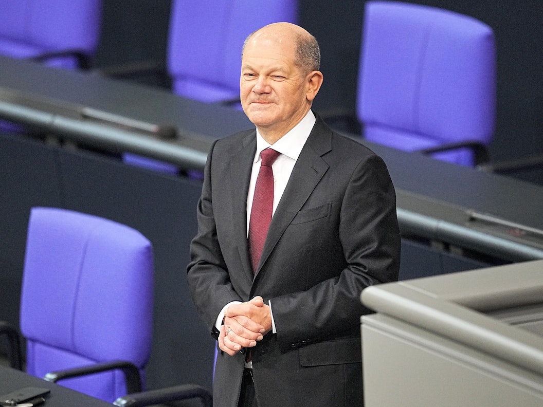 Bundeskanzler Olaf Scholz (SPD) steht am Mittwoch (8. Dezember) alleine an der Regierungsbank nach seiner Vereidigung. Sein Vater Gerhard Scholz hat am Rande der Kanzler-Wahl einiges Privates preisgegeben.