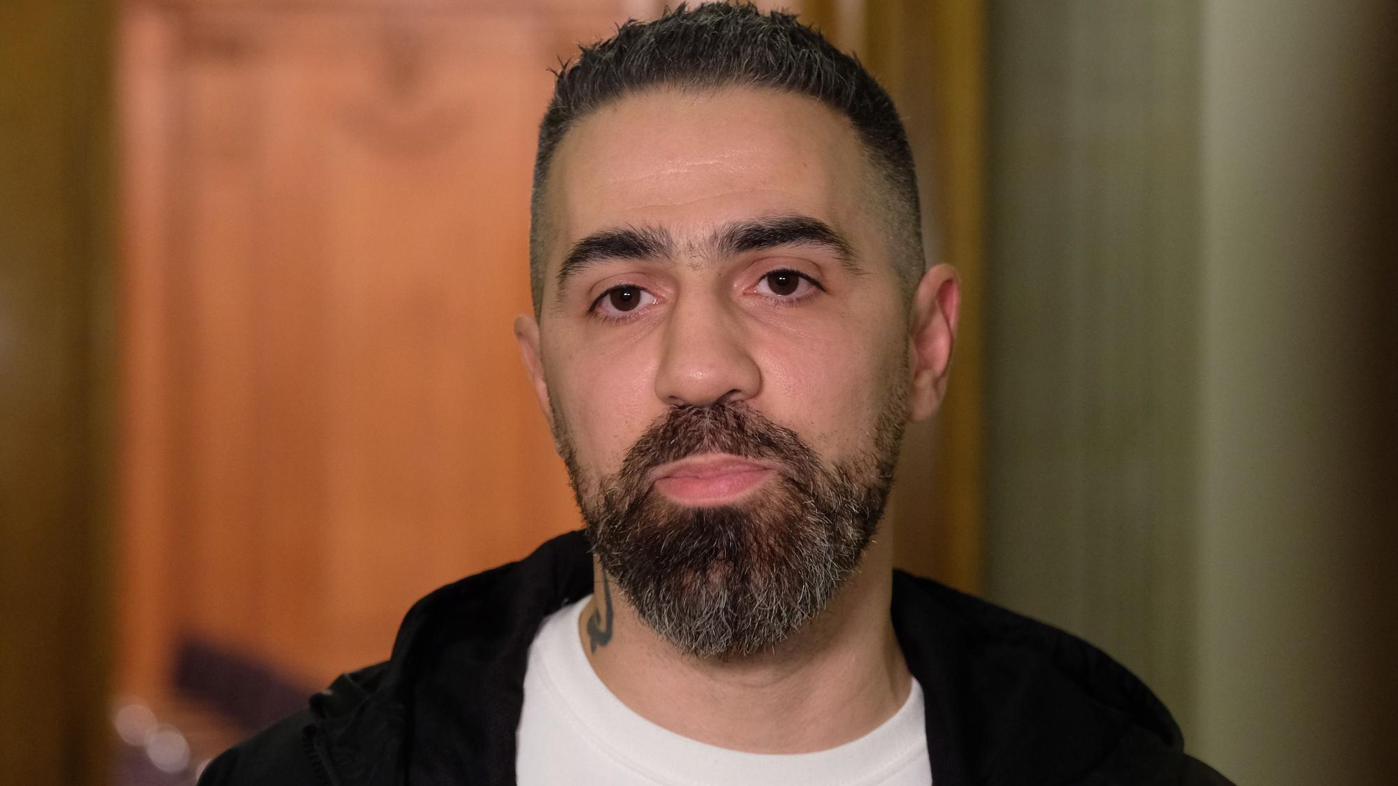 Rapper Bushido blickt in die Kamera.
