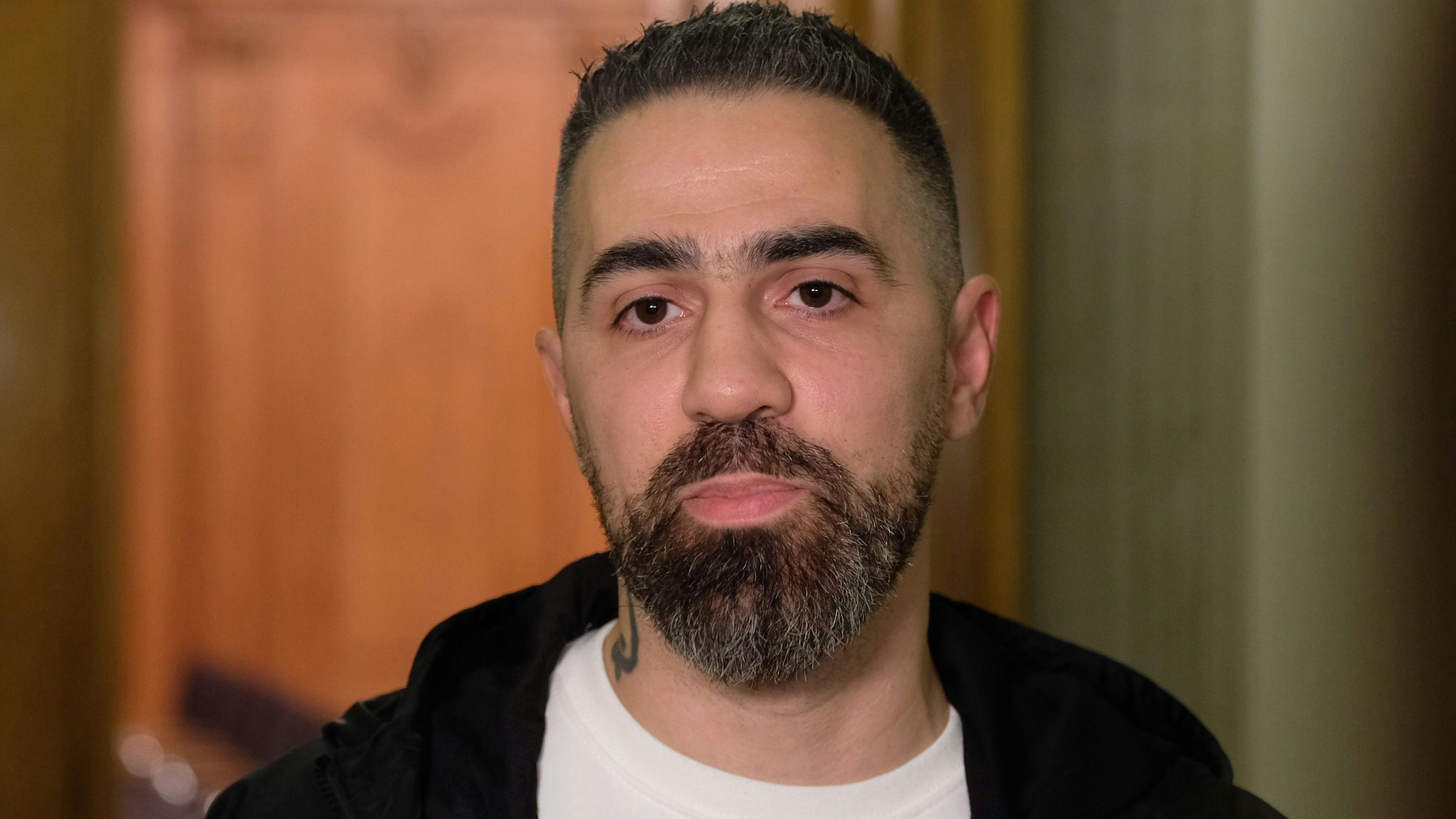 Rapper Bushido blickt in die Kamera.