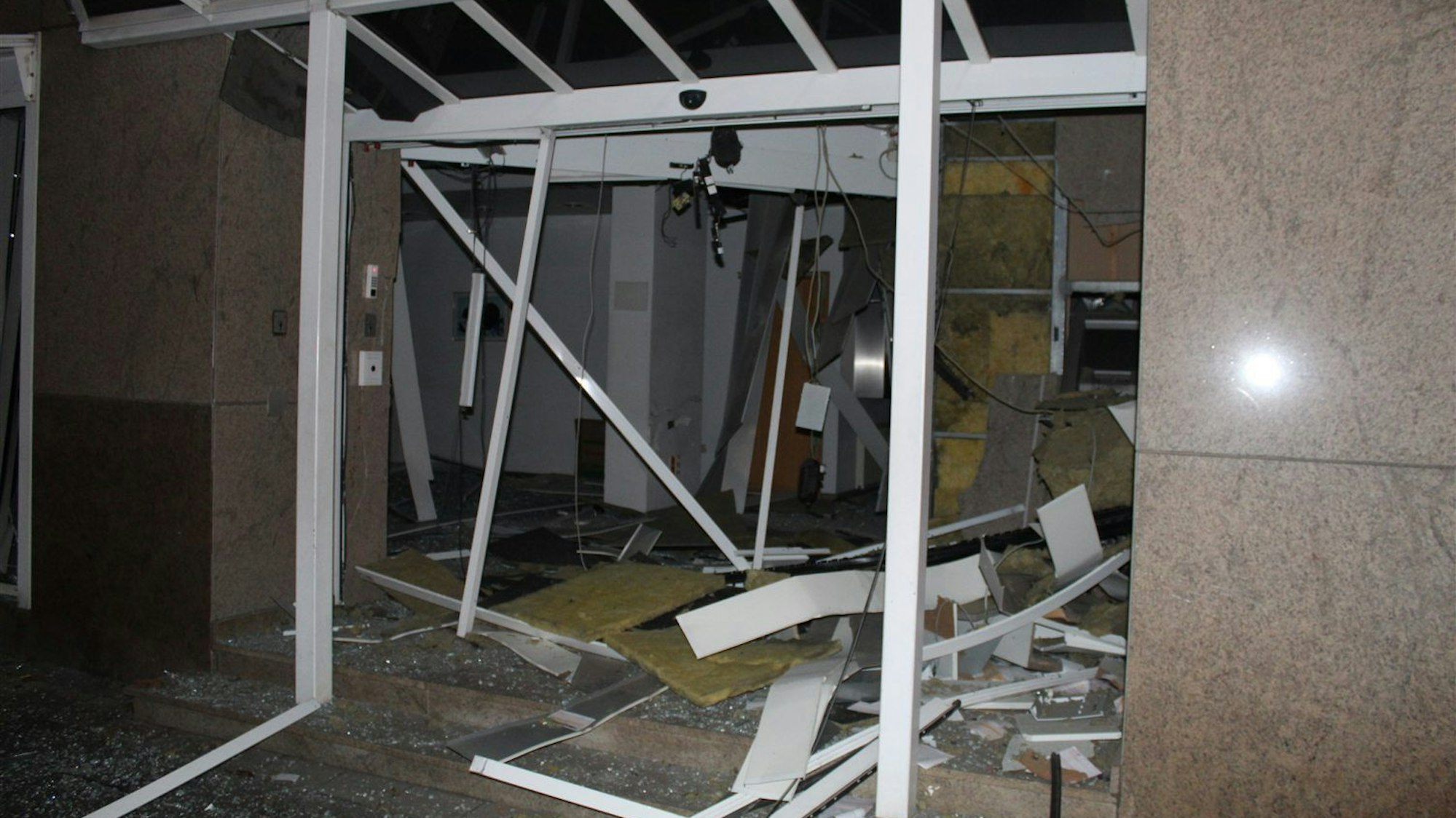 Der Vorraum einer Bankfiliale ist nach einer Sprengung zerstört.