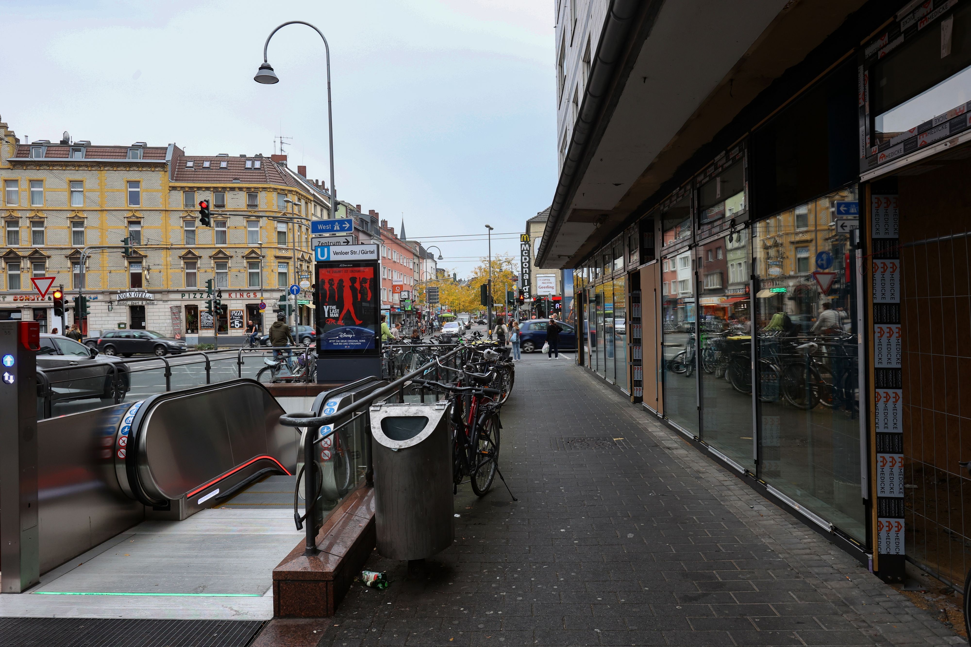 Köln:
Gebäudes Venloer Straße/Ehrenfeldgürtel, wo früher eine Filiale von Matratzen Concord untergebracht war.