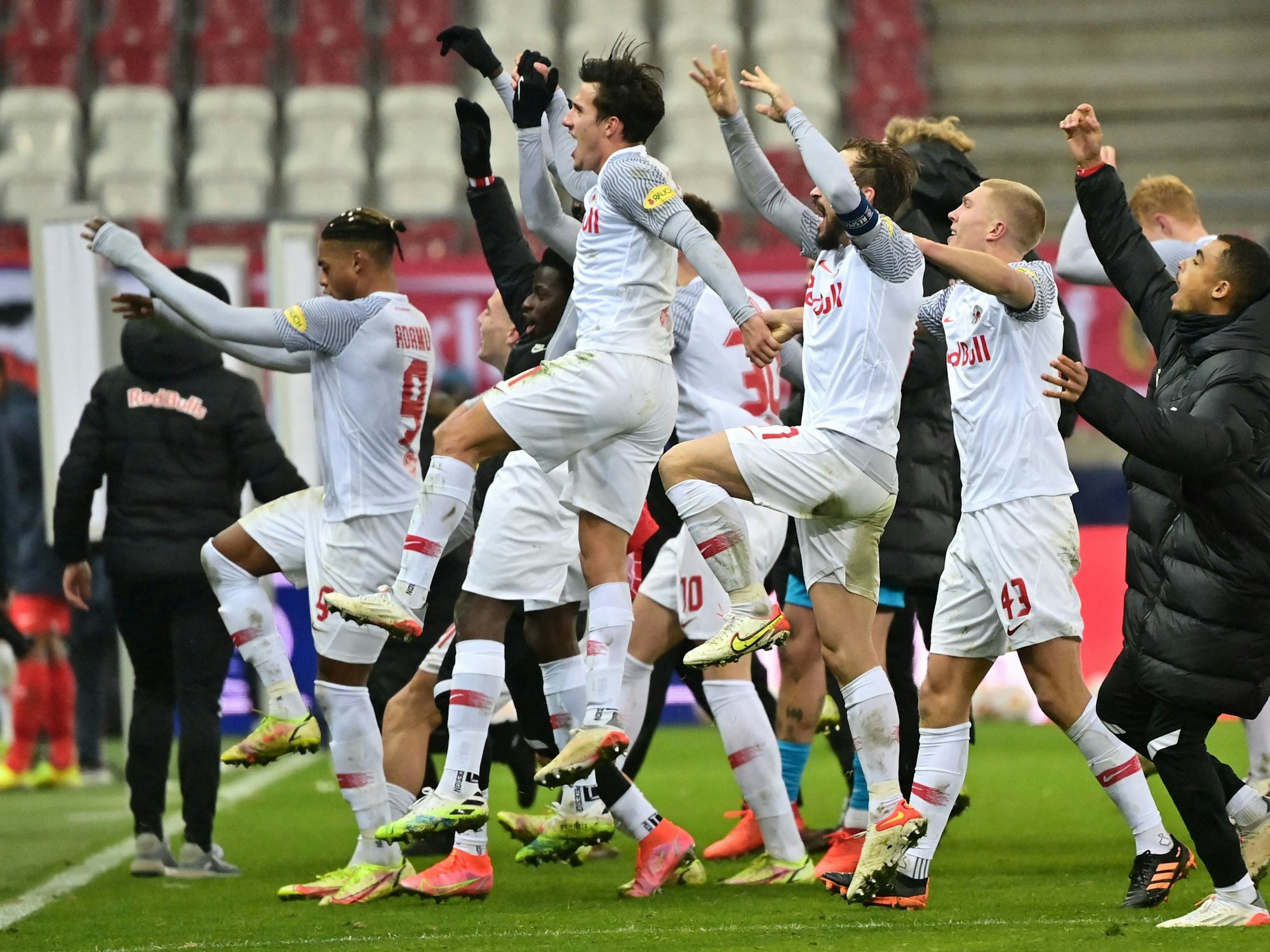 Salzburgs Spieler jubeln.