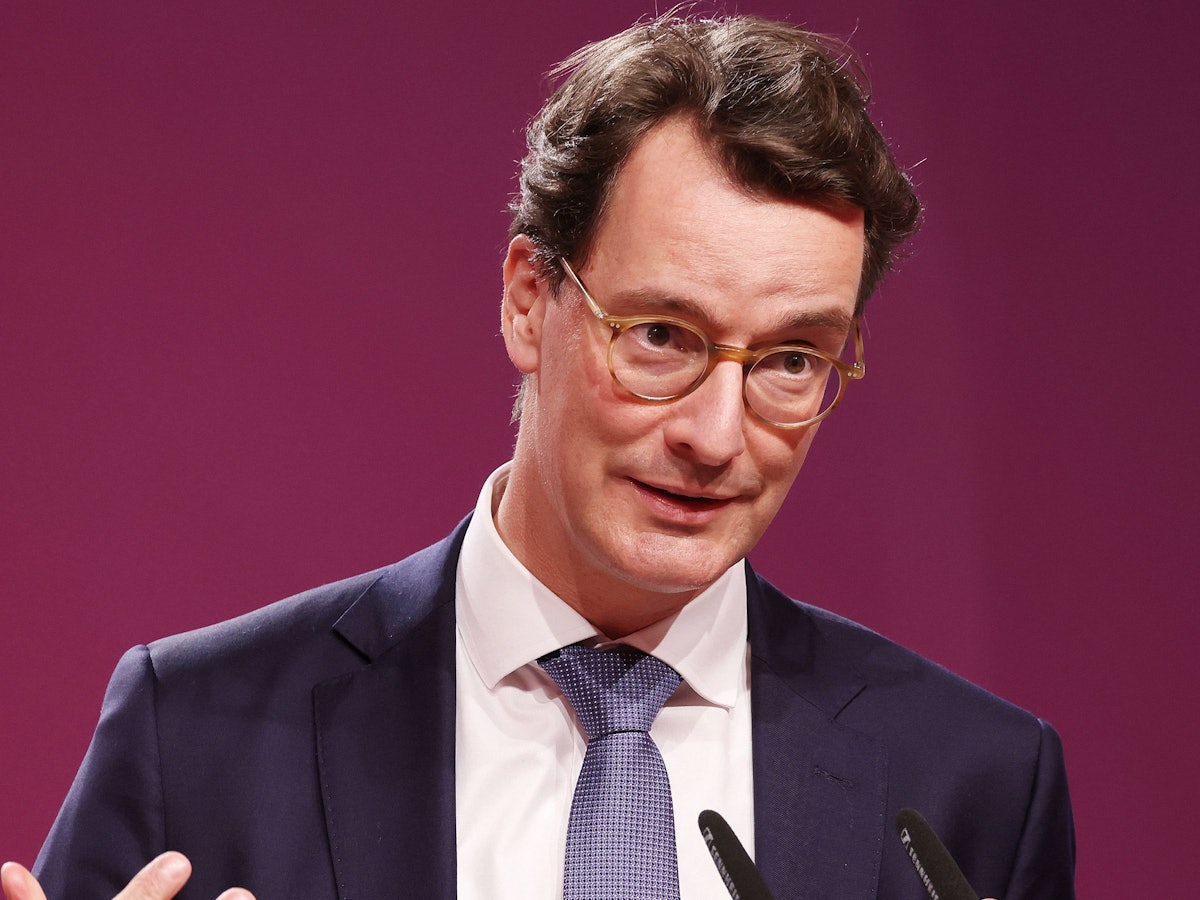 Er ist nicht nur Vorsitzende der Ministerpräsidentenkonferenz: Hendrik Wüst (CDU), Ministerpräsident von Nordrhein-Westfalen, rät von weiteren Reisen ab. Das Foto wurde am 3. Dezember 2021 gemacht.