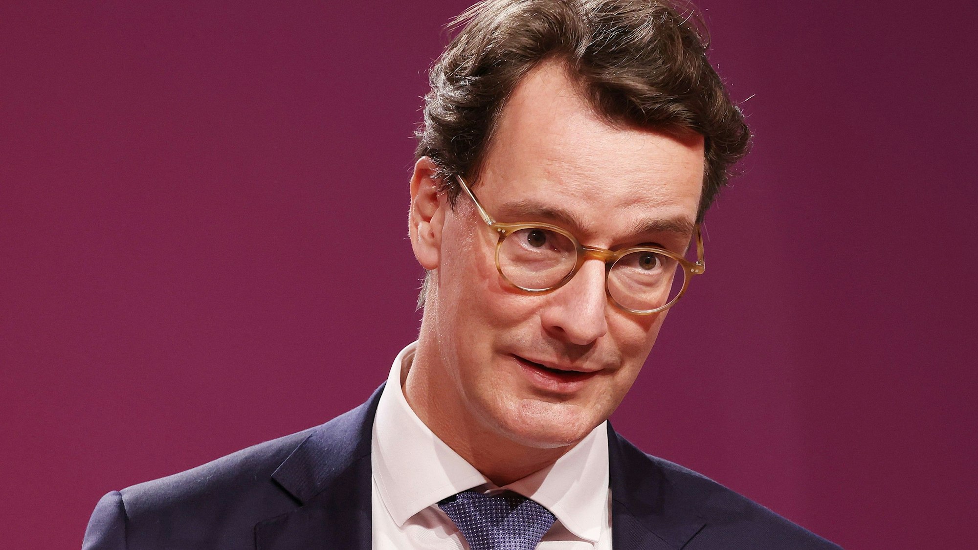 Er ist nicht nur Vorsitzende der Ministerpräsidentenkonferenz: Hendrik Wüst (CDU), Ministerpräsident von Nordrhein-Westfalen, rät von weiteren Reisen ab. Das Foto wurde am 3. Dezember 2021 gemacht.