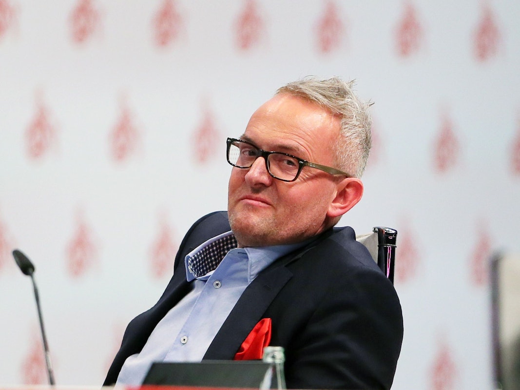Alexander Wehrle sitzt bei der Mitgliederversammlung des 1. FC Köln.