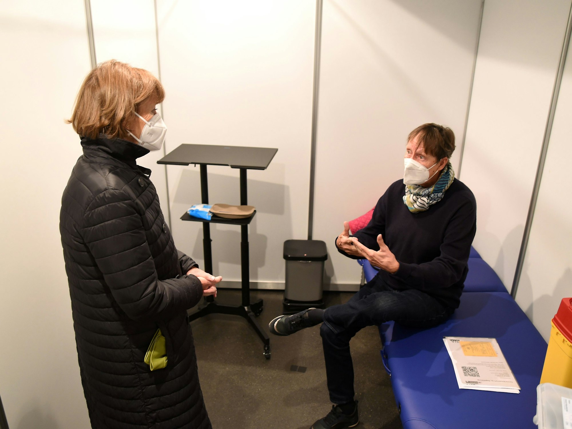 Henriette Reker mit einem Mann, der sich an der Lanxess Arena gegen Corona impfen ließ.