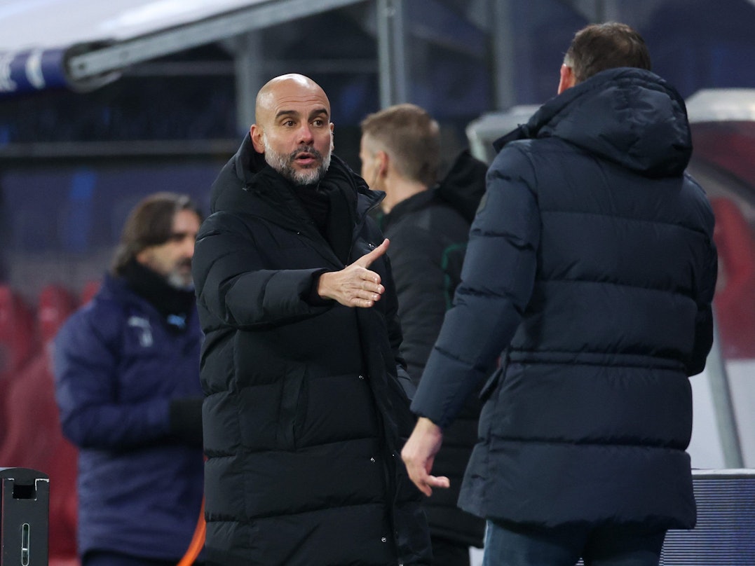 Manchesters Trainer Pep Guardiola (l) reicht nach dem Spiel Leipzigs Interimstrainer Achim Beierlorzer die Hand.