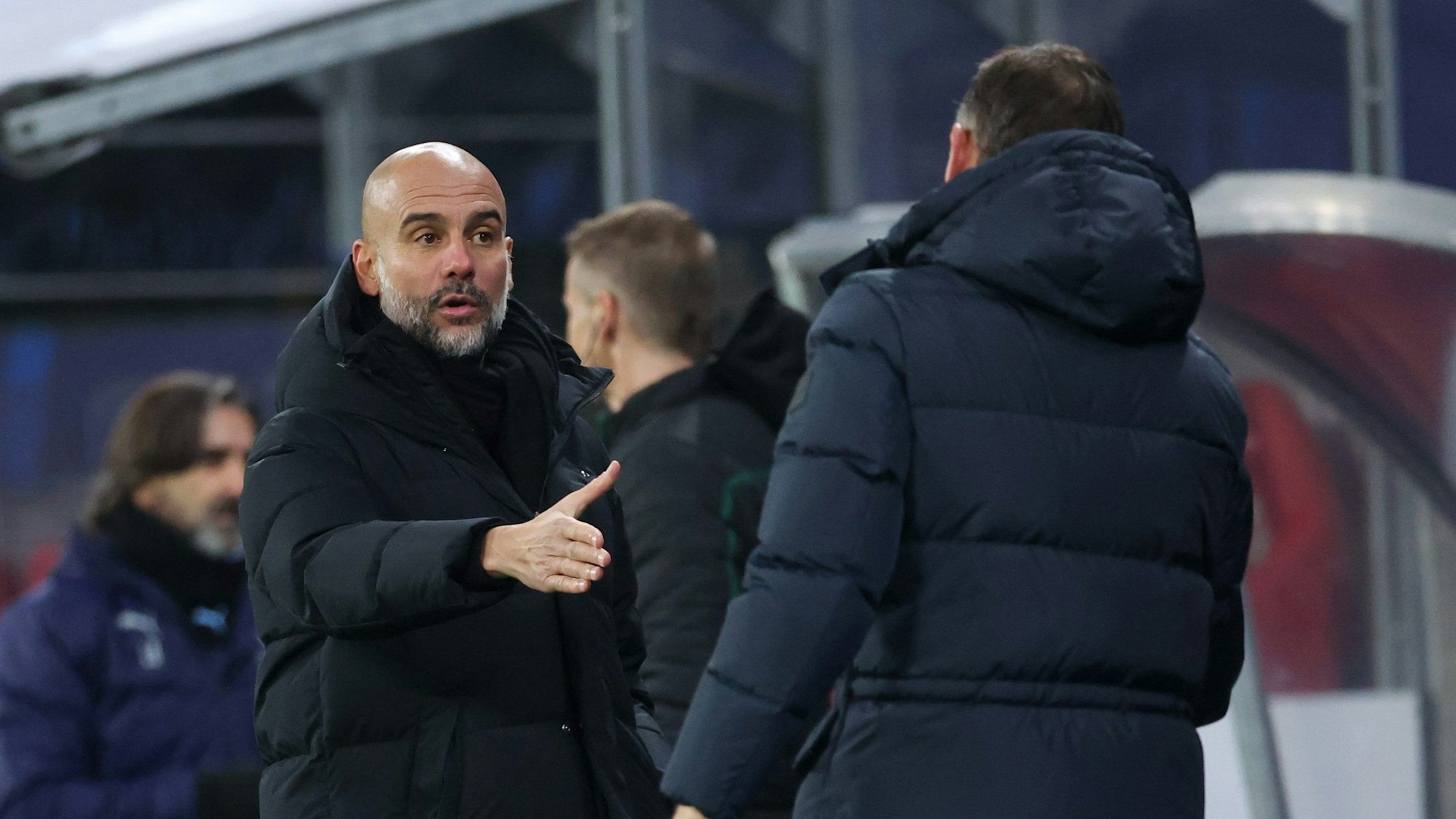 Manchesters Trainer Pep Guardiola (l) reicht nach dem Spiel Leipzigs Interimstrainer Achim Beierlorzer die Hand.