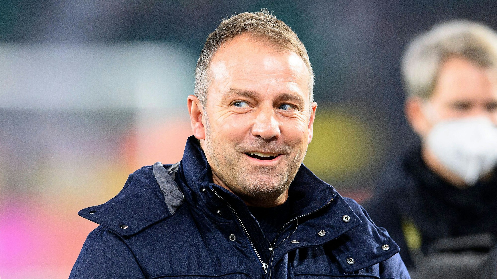 Hansi Flick steht im Stadion vor dem Liechtenstein-Spiel.