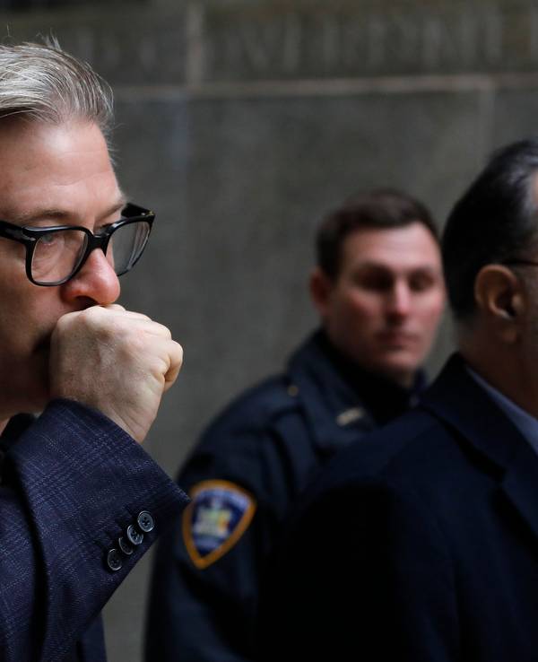 US-Schauspieler Alec Baldwin verlässt am 23.01.2019 nach seiner Anhörung das Gericht. Baldwin musste wegen eines Parkplatz-Streits in New York erneut vor Gericht erscheinen.