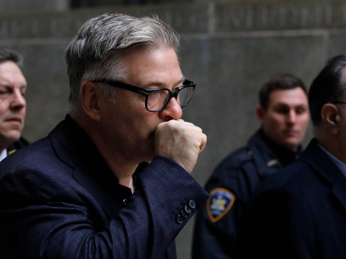 US-Schauspieler Alec Baldwin verlässt am 23.01.2019 nach seiner Anhörung das Gericht. Baldwin musste wegen eines Parkplatz-Streits in New York erneut vor Gericht erscheinen.