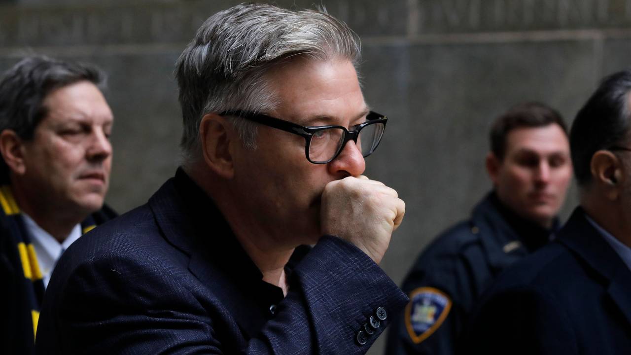 US-Schauspieler Alec Baldwin verlässt am 23.01.2019 nach seiner Anhörung das Gericht. Baldwin musste wegen eines Parkplatz-Streits in New York erneut vor Gericht erscheinen.
