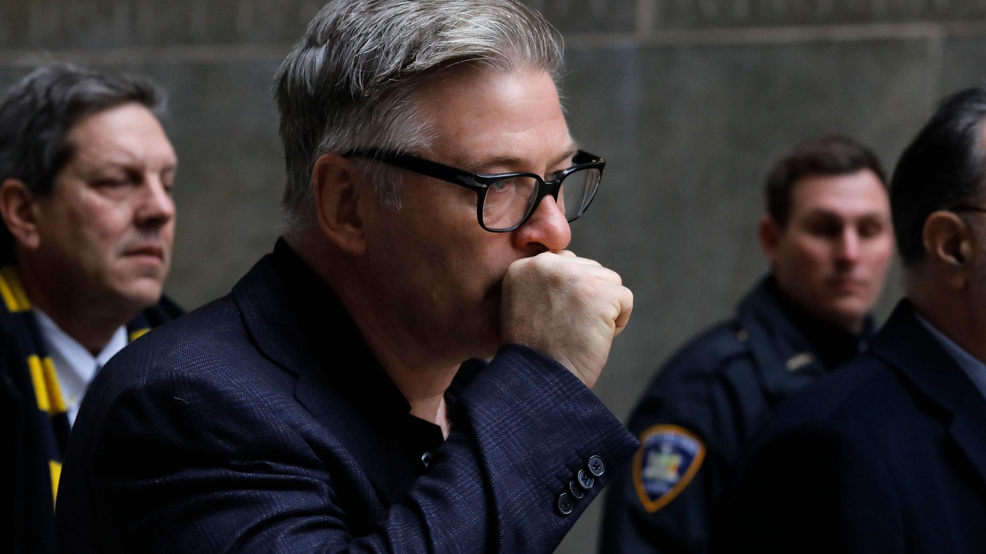 US-Schauspieler Alec Baldwin verlässt am 23.01.2019 nach seiner Anhörung das Gericht. Baldwin musste wegen eines Parkplatz-Streits in New York erneut vor Gericht erscheinen.