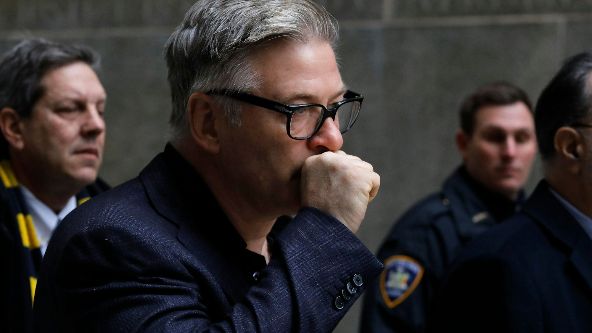 US-Schauspieler Alec Baldwin verlässt am 23.01.2019 nach seiner Anhörung das Gericht. Baldwin musste wegen eines Parkplatz-Streits in New York erneut vor Gericht erscheinen.