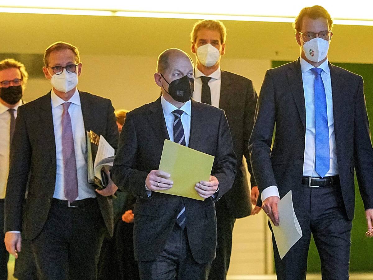 Berlins regierender Bürgermeister Michael Müller, Bundeskanzler Olaf Scholz und NRW-Ministerpräsident Hendrik Wüst (v.l.) geben nach intensiven Beratungen am 9. Dezember 2021 in Berlin ein Pressestatement ab.