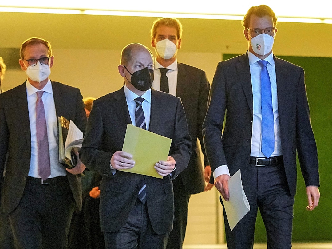Berlins regierender Bürgermeister Michael Müller, Bundeskanzler Olaf Scholz und NRW-Ministerpräsident Hendrik Wüst (v.l.) geben nach intensiven Beratungen am 9. Dezember 2021 in Berlin ein Pressestatement ab.