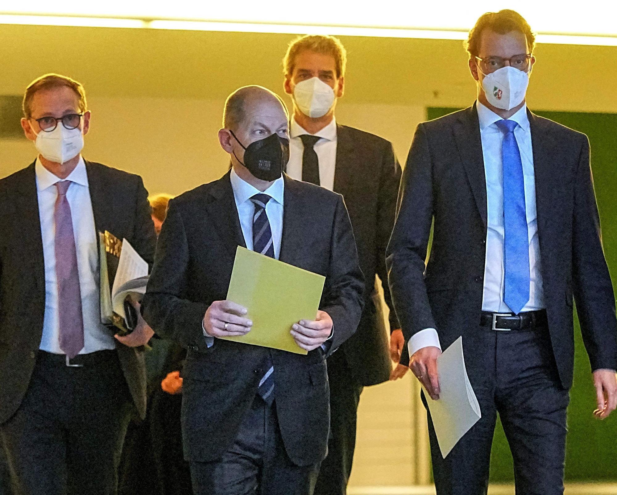 Berlins regierender Bürgermeister Michael Müller, Bundeskanzler Olaf Scholz und NRW-Ministerpräsident Hendrik Wüst (v.l.) geben nach intensiven Beratungen am 9. Dezember 2021 in Berlin ein Pressestatement ab.