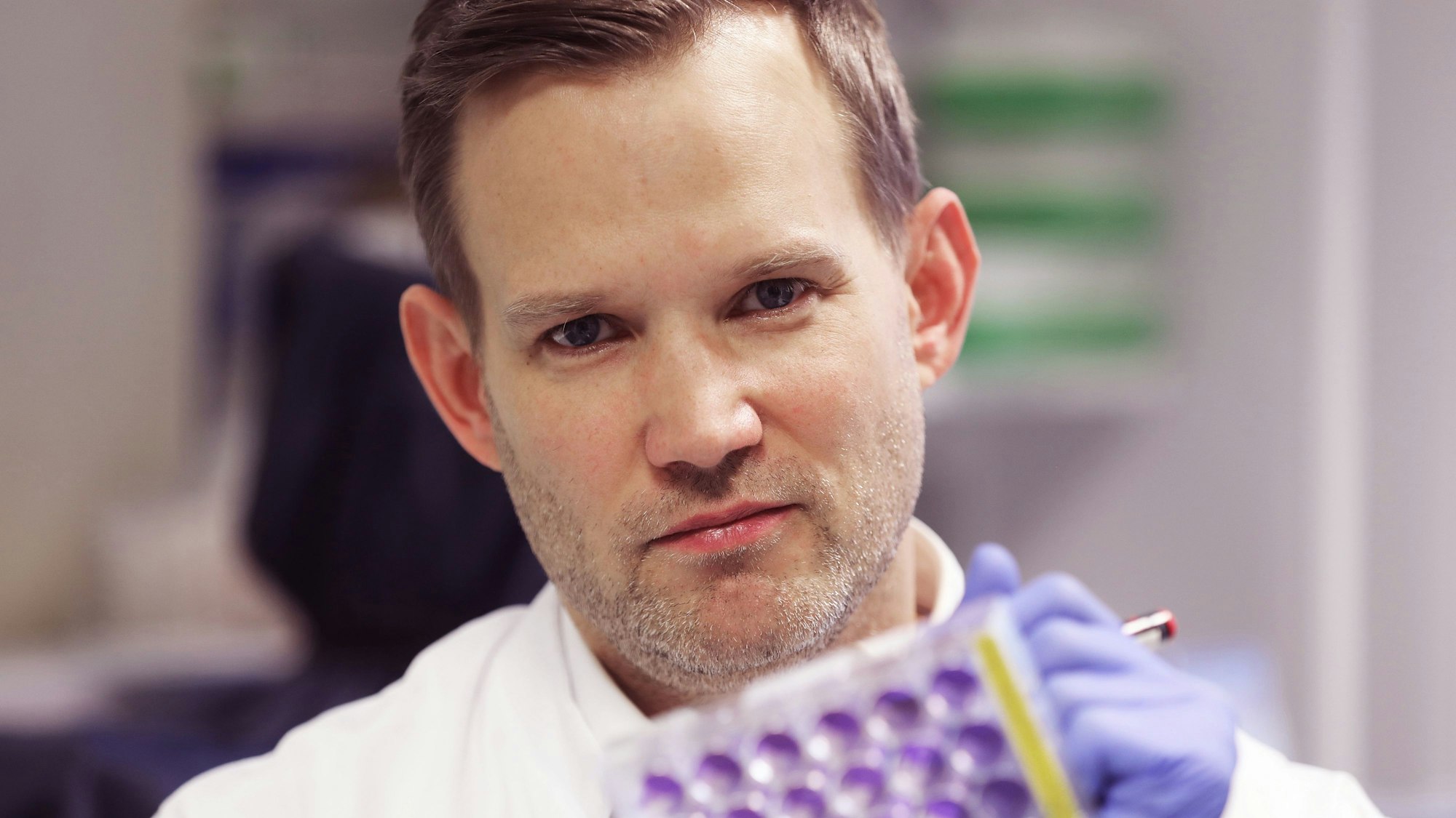 Hendrik Streeck, Virologe an der Uniklinik Bonn, sitzt in einem Labor.