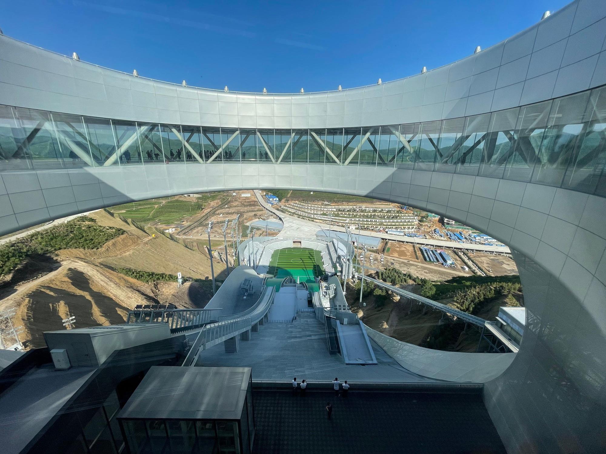 Die mehr als 130 Meter hohe Skischanze für die olympischen Winterspiele vom 4. bis 20. Februar in Peking hat zwei Bahnen und ist s-förmig geschwungen.