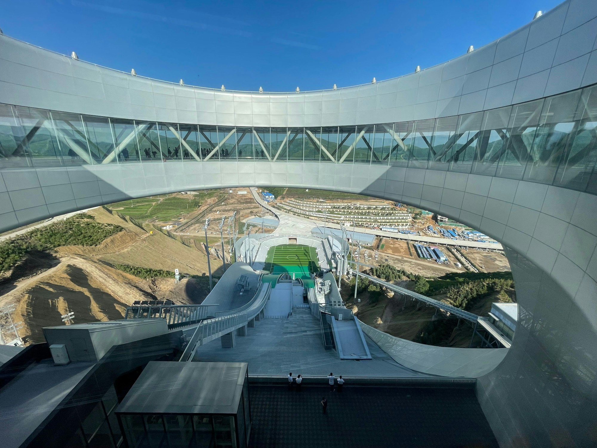 Die mehr als 130 Meter hohe Skischanze für die olympischen Winterspiele vom 4. bis 20. Februar in Peking hat zwei Bahnen und ist s-förmig geschwungen.