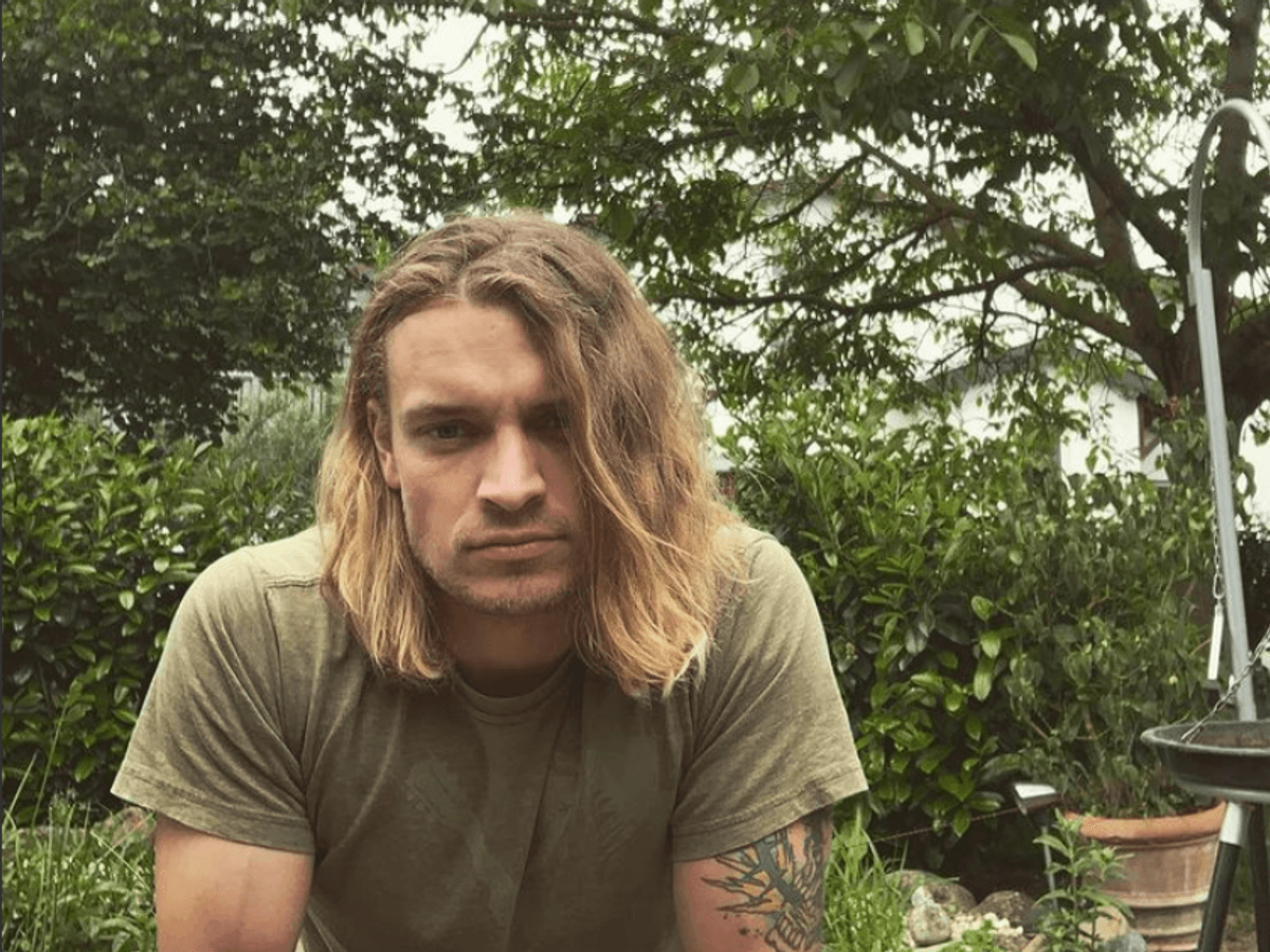 Der „Bauer sucht Frau“-Kandidat Björn Diefenbach posiert für ein Foto in seinem Garten.