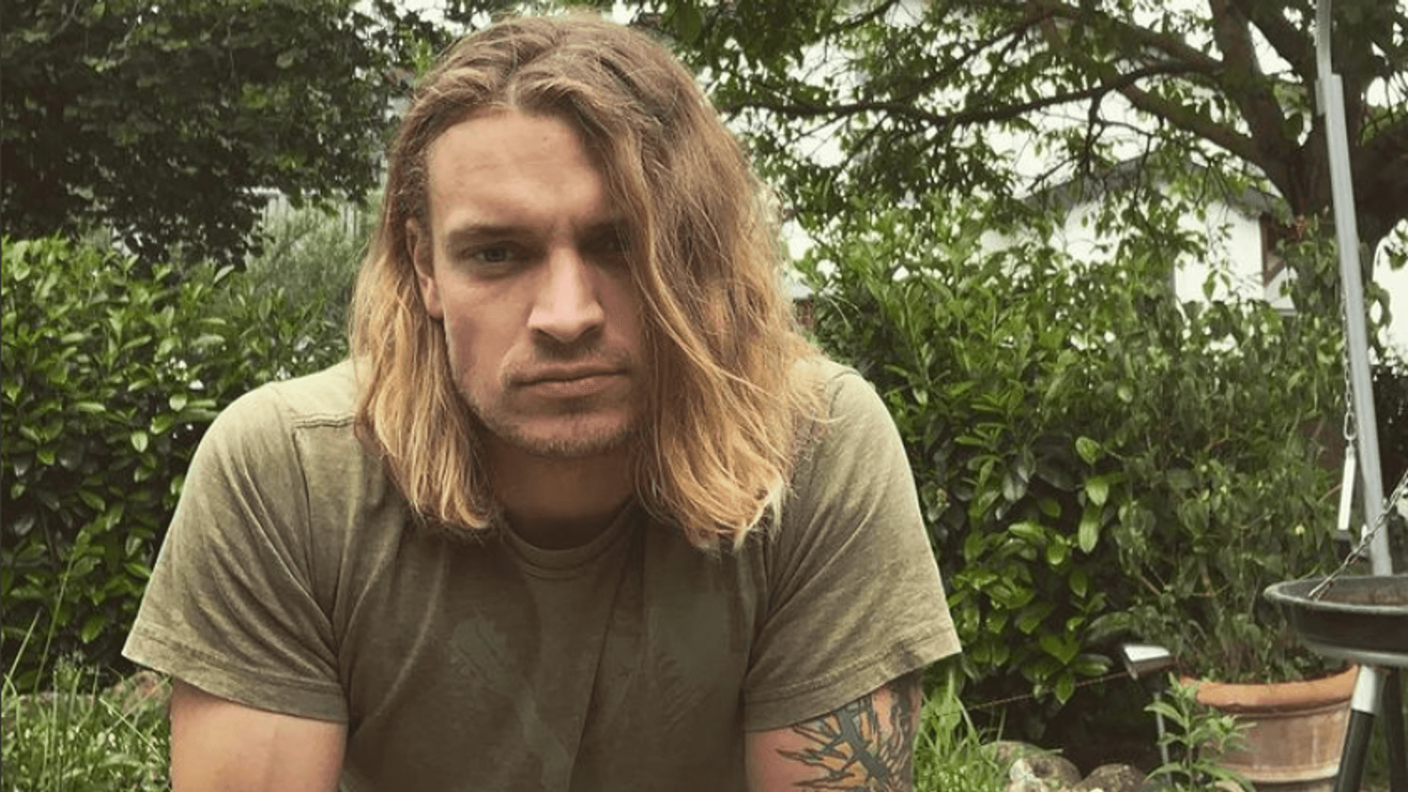 Der „Bauer sucht Frau“-Kandidat Björn Diefenbach posiert für ein Foto in seinem Garten.