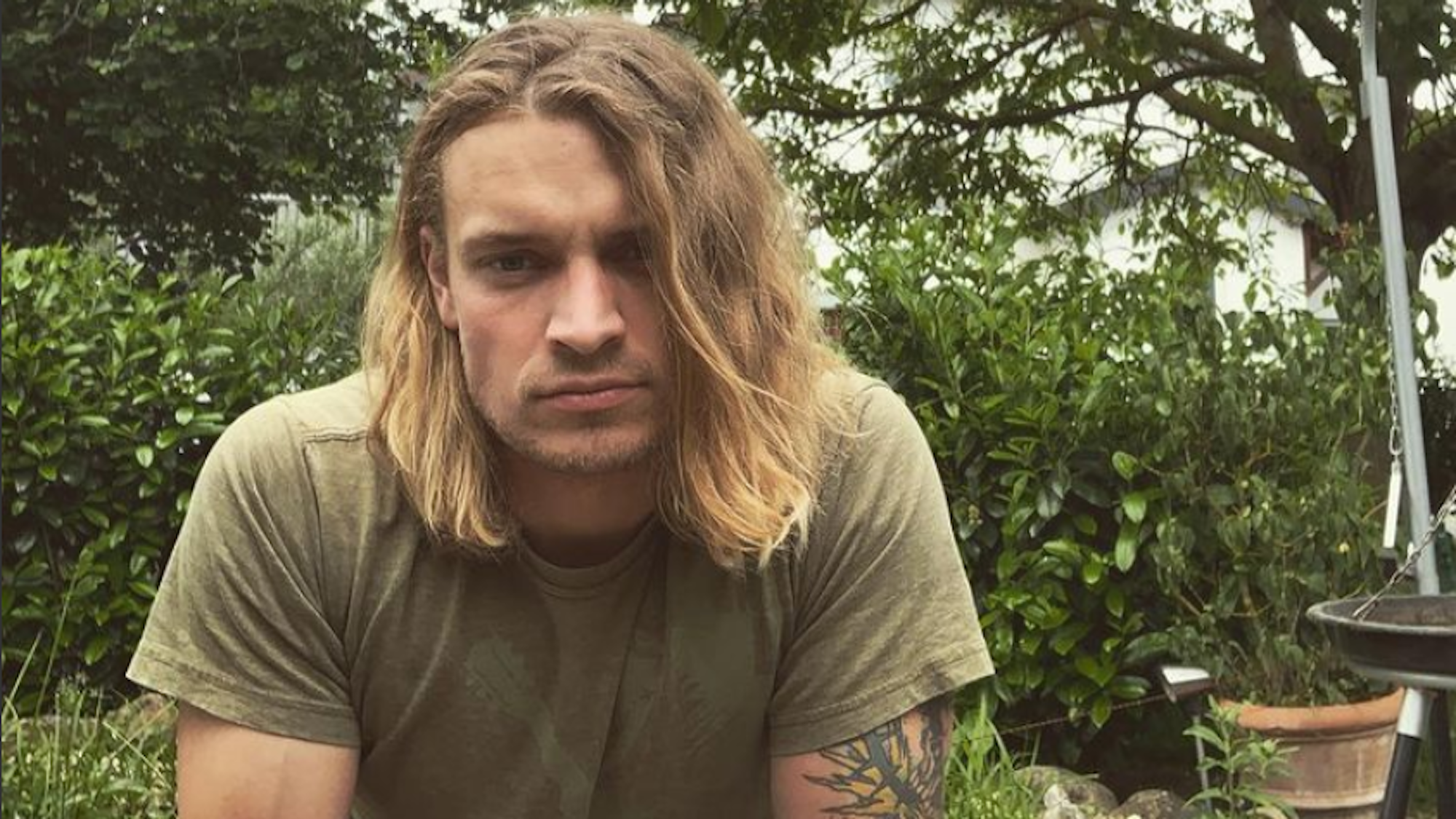 Der „Bauer sucht Frau“-Kandidat Björn Diefenbach posiert für ein Foto in seinem Garten.