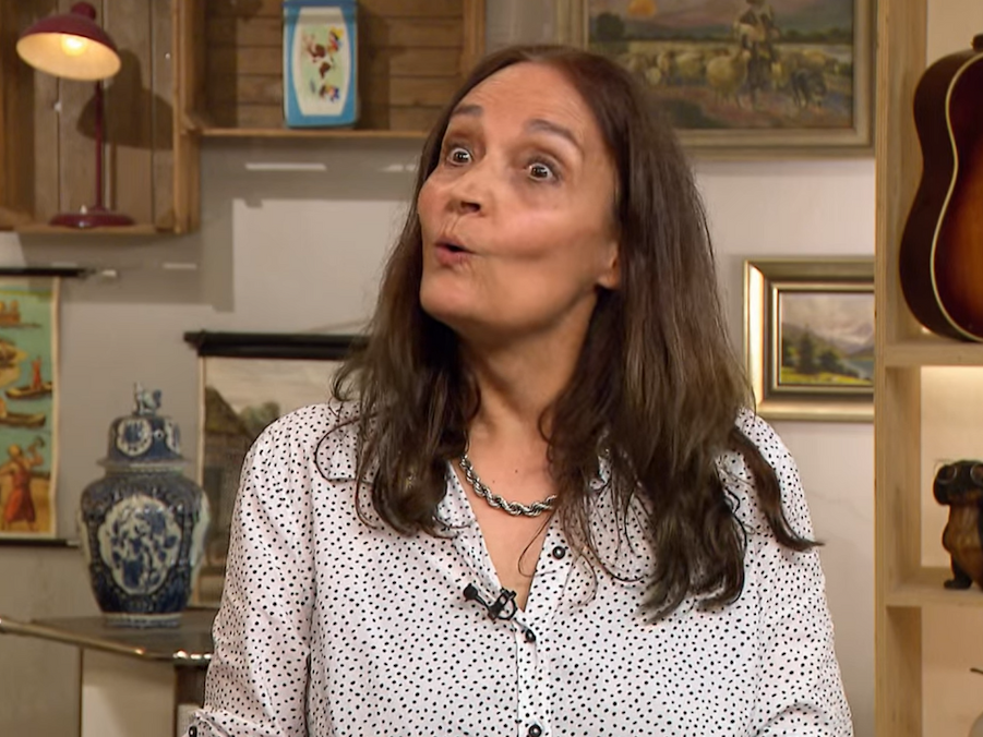 „Bares für Rares“-Kandidatin Sabine Müller kann ihr Glück kaum fassen.