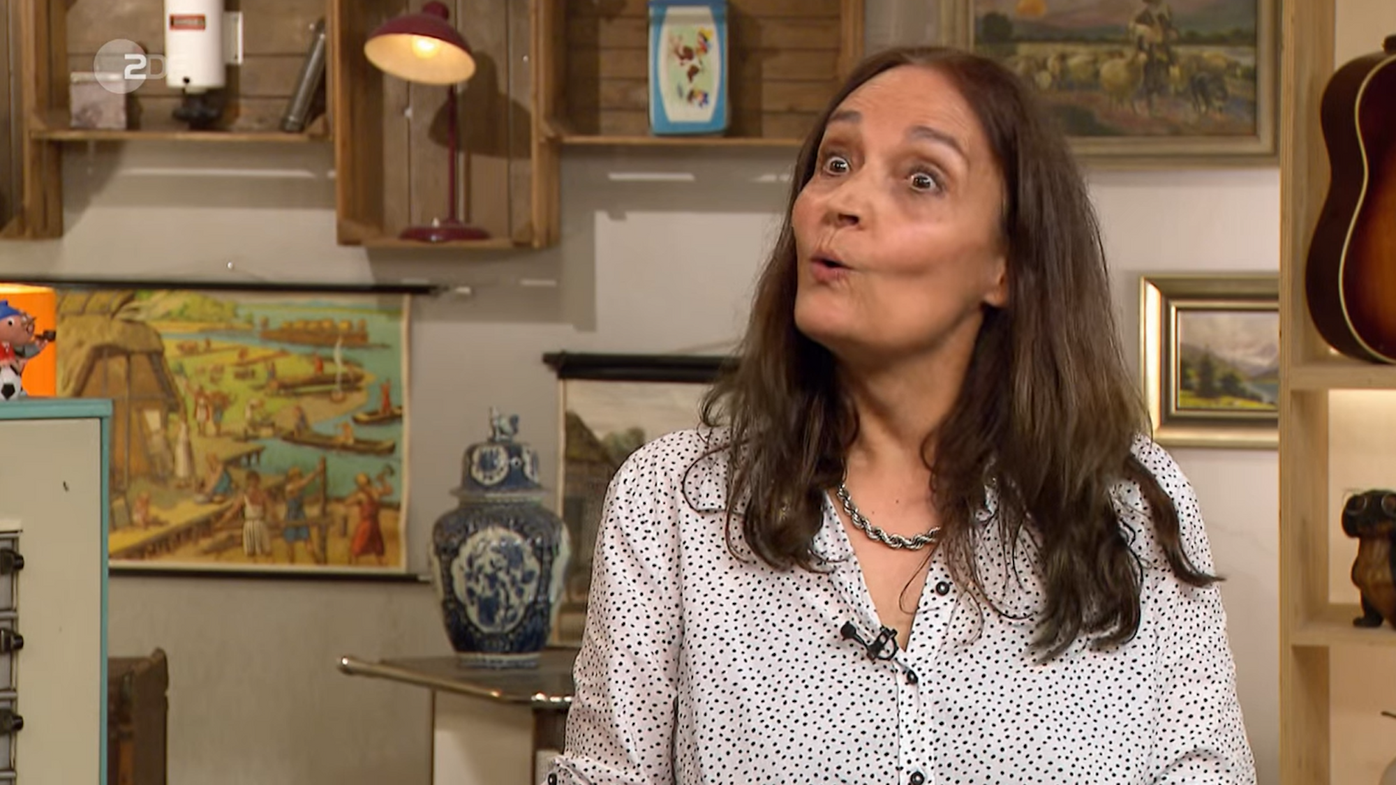 „Bares für Rares“-Kandidatin Sabine Müller kann ihr Glück kaum fassen.