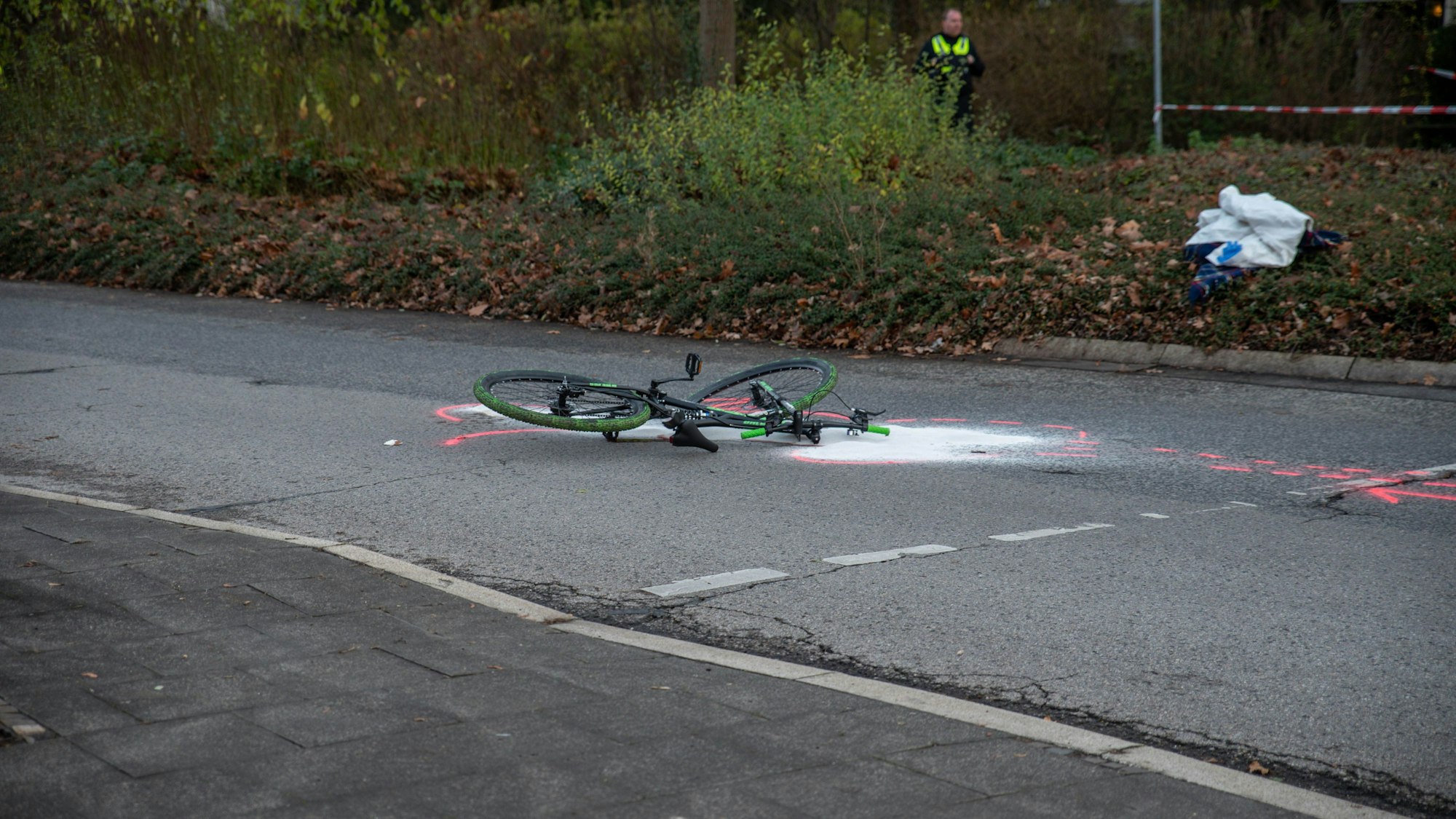 Ein Fahrrad liegt auf der Straße