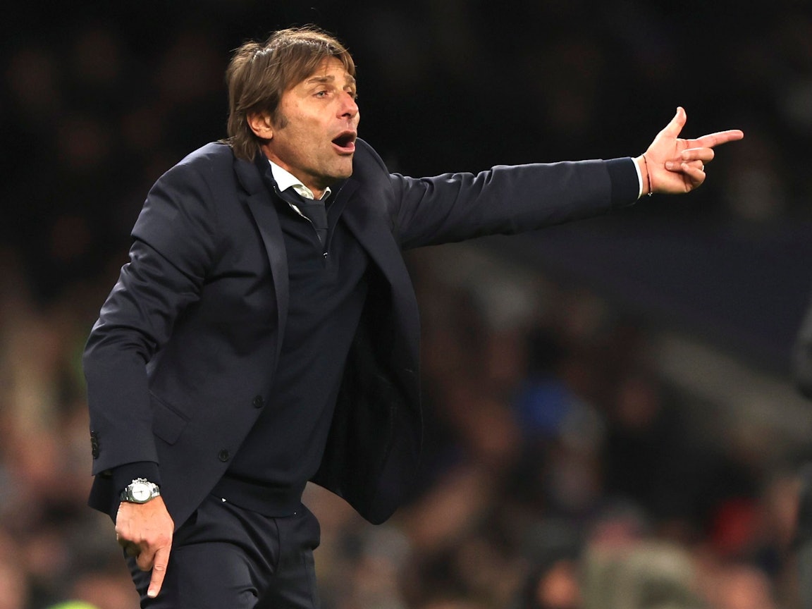 Tottenhams Trainer Antonio Conte dirigiert sein Team.
