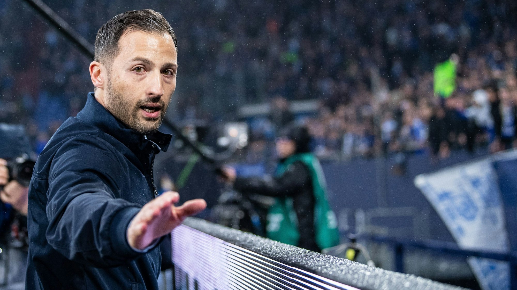 Domenico Tedesco steht in der Schalker Arena vor den eigenen Fans.